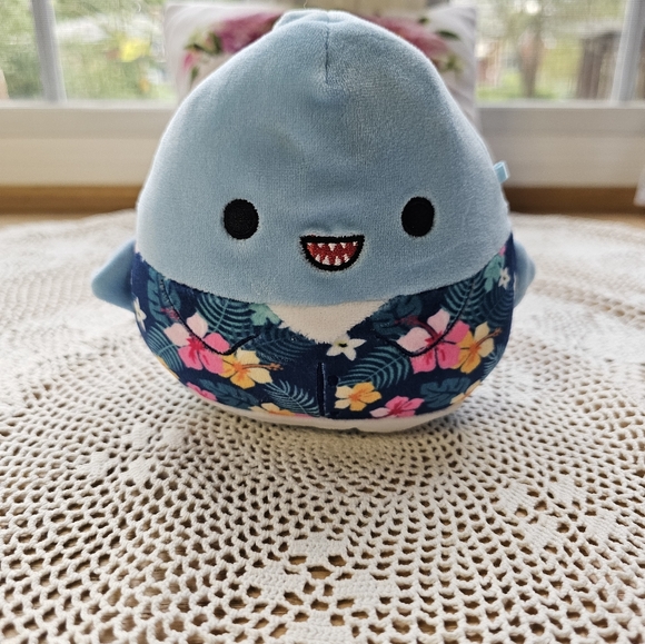 Squishmallows The Shark Hawaiian Shirt small - Picture 1 of 10